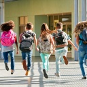 Grundschulkinder beim Laufen in der Schule