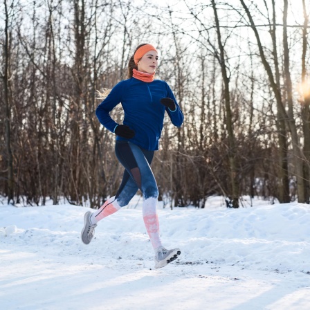 Junge Frau joggt im Winter
