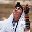 Ein Jugendlicher während seienr Bar Mitzwa-Zeremonie, Jerusalem 2018; © dpa/NurPhoto/Ronen Tivony