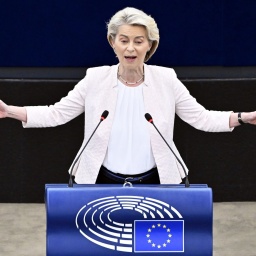 Ursula von der Leyen mit ausgebreiteten Armen am Renderpult im EU-Parlament