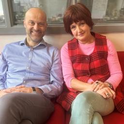 London Korrespondenten Christoph Prössl Annette Dittert sitzen auf einem roten Sofa 