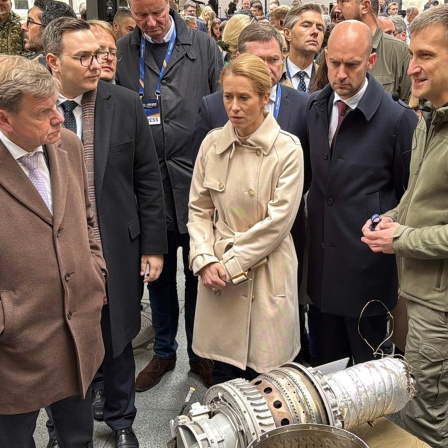 Der deutsche Außenminister Johann Wadephul (links), die EU-Außenbeauftragte Kaja Kallas (Mitte) und der französische Außenminister Jean-Noel Barrot (rechts) lassen sich den Antrieb einer russischen Shahed-Drohne in Lwiw (Ukraine) zeigen.