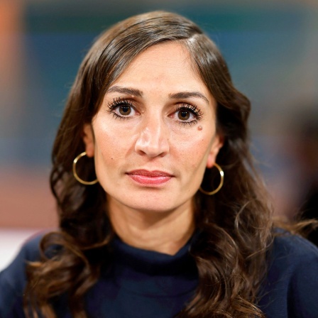 Ein Porträtbild von der Journalistin, Autorin und Ärztin Gilda Sahebi.