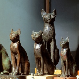 Ägyptische Schutzgöttin Bastet in Gestalt von Katzen (Skulpturen).