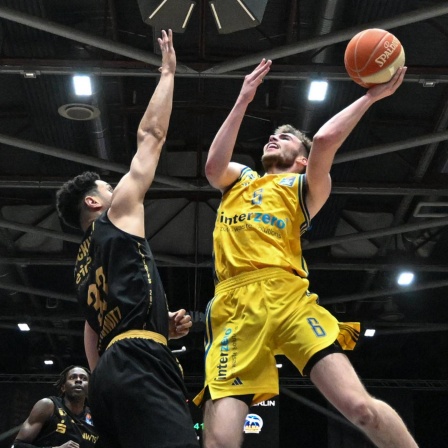 Dominic Lockhardt (Niners Chemnitz) und Yanni Wetzell (Alba Berlin) kämpfen um den Ball