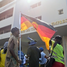 Einstige DDR-Vertragsarbeiter demonstieren vor dem Arbeitsministerium in der mosambikanischen Hauptstadt Maputo und fordern ausstehende Löhne.