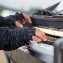 Symboldbild: Kalter Winter für die Kunst - Pianist Davide Martello spielt mit Handschuhen bekleidet (Bild: picture alliance / NurPhoto)