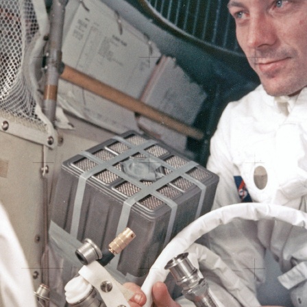 Der Astronaut John L. Swigert Jr. hält die "Mailbox", eine Gerät, das die Apollo 13-Astronauten gebaut haben, um Kohlendioxid aus dem Mondmodul zu entfernen. (Archivbild)
