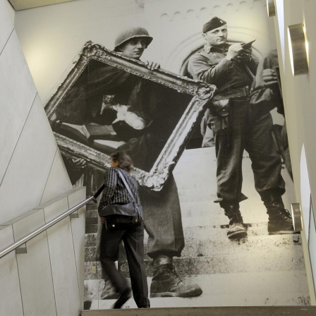 Ausstellung im Jüdischen Museum Berlin. Zu sehen ist ein Bild, bei welchem US-amerikanische Soldaten Gemälde aus einen Raubkunstdepot in Schloss Neuschwanstein sichern.