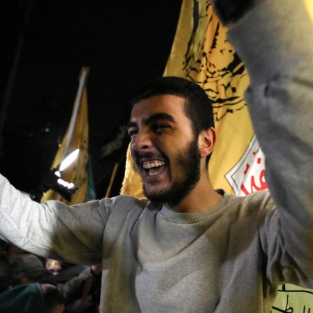 Ein  palästinensischer Häftling jubelt nach seiner Freilassung.