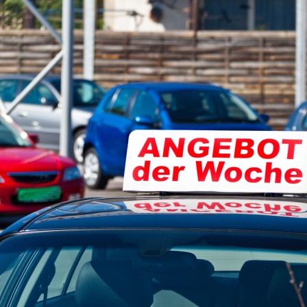 Auf einem Gebrauchtwagen zeigt ein Schild an "Angebot der Woche". (Bild: Erwin Wodicka/Shotshop/picture alliance)