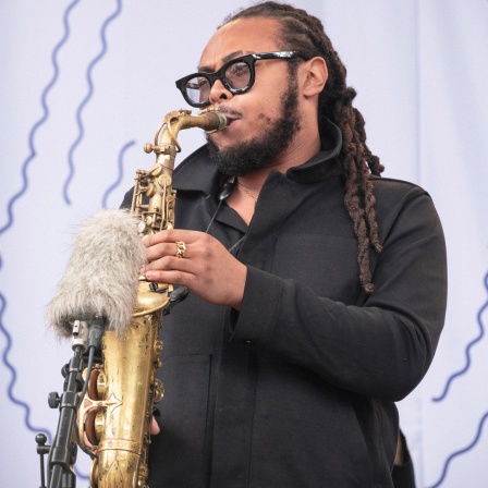 Der Saxofonist Immanuel Wilkins spielt in ein Mikrofon