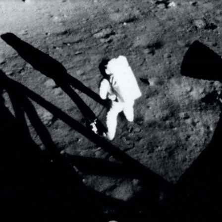 Der Kommandant von Apollo 11, Neil Armstrong, sammelt Proben des Mondbodens, kurz nachdem er am 20. Juli 1969 seinen historischen ersten Schritt auf der Oberfläche des Mondes gemacht hat. Das Foto wurde von Edwin &#034;Buzz&#034; Aldrin aus dem Inneren des Landefahrzeugs aufgenommen. Im Vordergrund ist ein Teil des Fahrzeugschattens sichtbar.