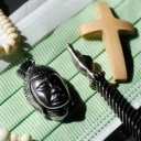 Interreligiöse Symbole liegen auf einer medizinischen Maske.