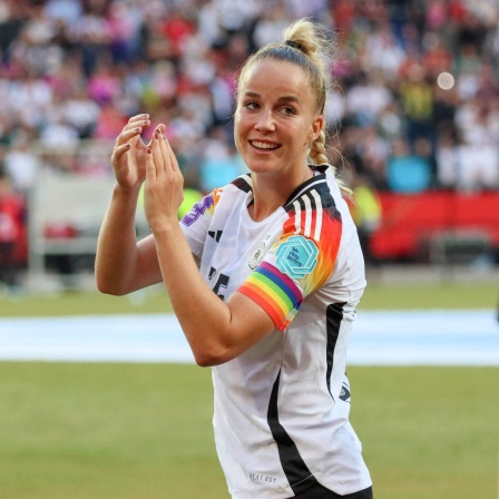 Giulia Gwinn bedankt sich bei den Fans