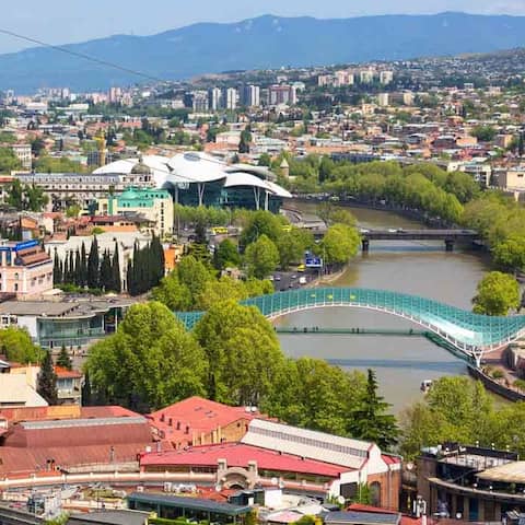 Blick auf Tiflis im Sommer