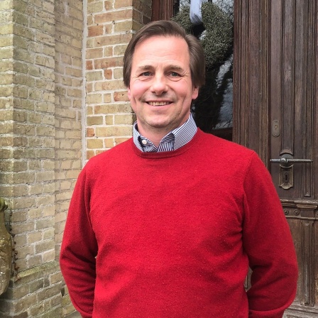 Alexander von Schiller blickt lächelnd in die Kamera. 