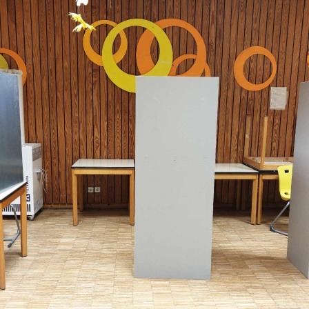 Symbolbild: Leere Wahlkabinen bei der Teilwiederholung der Bundestagswahl in Berlin