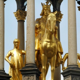 Goldener Reiter Kaiser Otto I. auf dem Alten Markt in Magdeburg