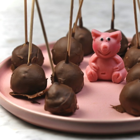 Cake Pops aus Weihnachtsplätzchen und Schokofiguren