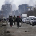 Zivilisten, die in Mariupol aufgrund russischer Angriffe eingeschlossen sind, versuchen, aus der Stadt zu gelangen. 