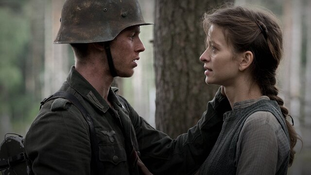 Soldat und junge Frau.