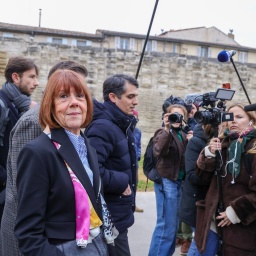 Gisele Pelicot vor dem Gericht in Avignon umringt von Journalisten