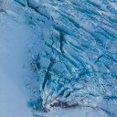 Die Spitze eines Gletschers mit Blauem Eis, aufgenommen am im Kongsfjord bei Ny-Ålesund auf Spitzbergen (Norwegen) vom Flugzeug aus.