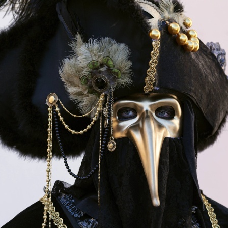 Karneval: Maskenträger mit einer Pest-Maske