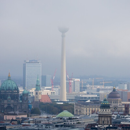 Der Berliner Fernsehturm verschwindet in tief hängenden Wolken.