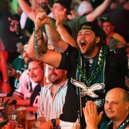 Fan hebt beim Jubel die Faust, Super Bowl 2025
