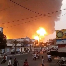 Rauch und Flammen steigen hinter Gebäuden im Jemen auf.