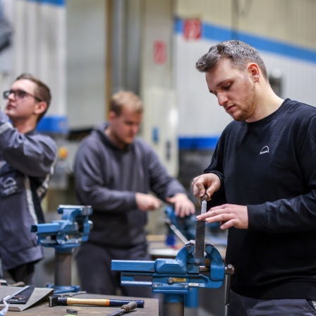 Azubis feilen Metall in einer Halle des MAN Ausbildungszentrums Oberhausen 