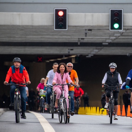 Fahrradfahrer fahren vor der offiziellen Eröffnung durch den Straßen-Tunnel unter der Swine (Świna) in Swinemünde (Świnoujście). 