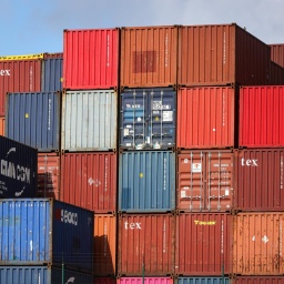 Übereinander gestapelte Container im Duisburger Hafen.