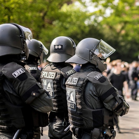 Polizisten beobachten Fußball-Fans