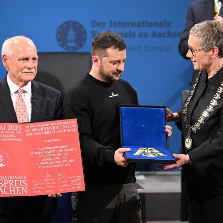 Der ukrainische Präsident Wolodymyr Selenskyj (M) erhält den Karlspreis für Verdienste um die Einheit Europas von der Oberbürgermeisterin von Aachen Sibylle Keupen (r, parteilos).