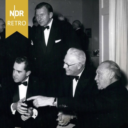 Adenauer empfängt in der Deutschen Botschaft in Washington US-Vizepräsidenten Richard Nixon und Bundesrichter Earl Warren, hinten Botschafter Wilhelm Grewe, 03.03.1960.