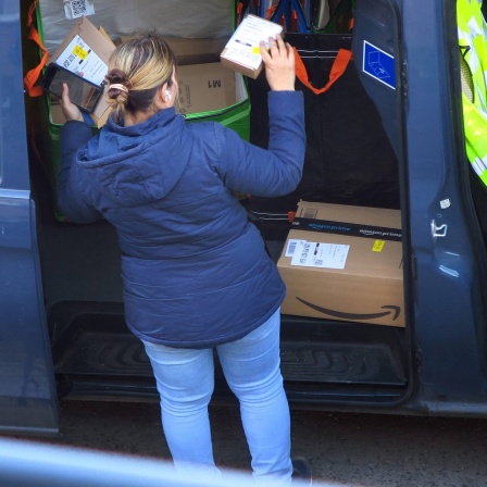 Amazon Paketfahrerin bei der Auslieferung