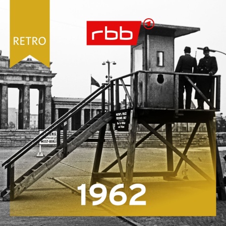 Grenzschützer auf Wachturm an Brandenburger Tor / rbb Retro 1962