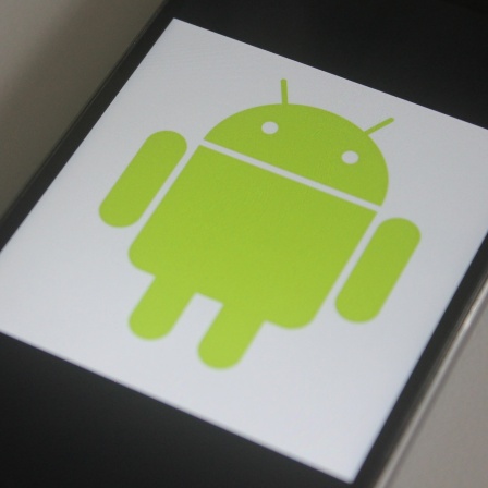 Smartphone mit Androidlogo auf dem Display