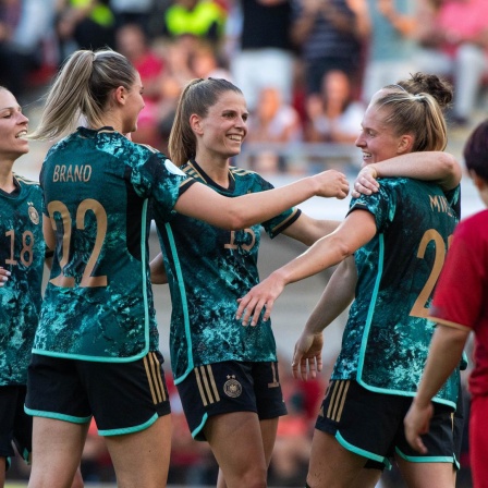 Frauen des DFB-Teams bejubeln einen Treffer im Testspiel gegen den Vietnam