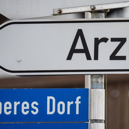 Ärztemangel: Hinweisschild mit der Aufschrift &#034;Arzt&#034; in einem kleinen Ort
