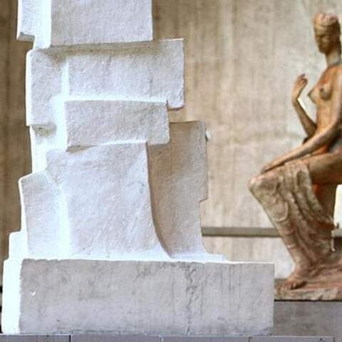 Im Wilhelm Lehmbruck Museum in Duisburg die Skulptur &#034;Kniende&#034;