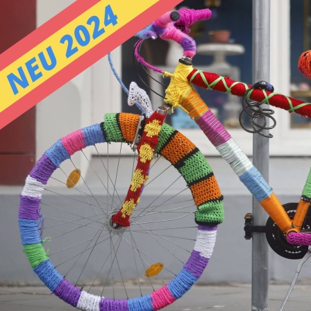 Ein eingestrickets Fahrrad zeigt viele bunte Farben.