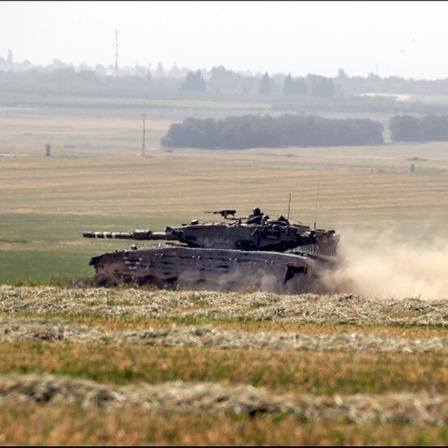Ein israelischer Armeepanzer wirbelt Staub auf, als er im Süden Israels  nahe der  Grenze zum südlichen Gazastreifen durch das Gelände fährt.