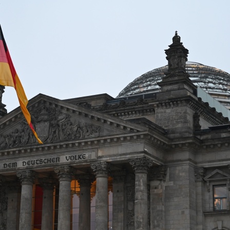 Das Reichstagsgebäude mit einer Deutschland-Flagge