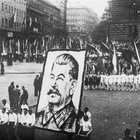 Die Tschechoslowakei nach dem kommunistischen Staatsstreich 1948: bei der Kundgebung am 1. Mai 1949 in Prag werden Porträts von Staatspräsident Klement Gottwald und Josef Stalin  präsentiert.