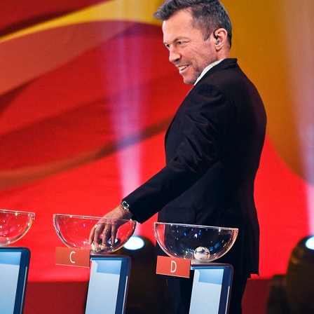 Lothar Matthäus an den Lostöpfen