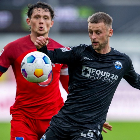 Berlins Fabian Reese (l) und Paderborns Sebastian Klaas kämpfen um den Ball.